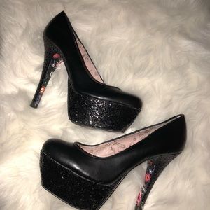 Black Betseyville Platform Pumps